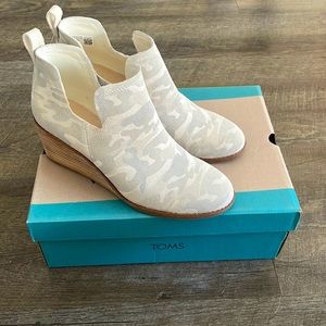 Brand New Toms Kallie Bootie in camo print suede!